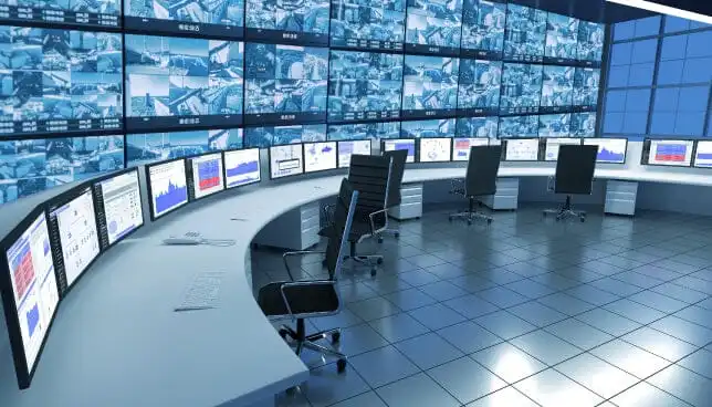 Centro de control y monitoreo con video wall y múltiples pantallas para vigilancia de seguridad CCTV en tiempo real en Mexicali.
