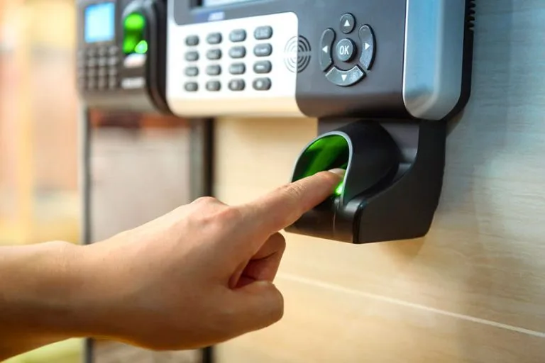 Sistema de control de acceso biométrico por huella dactilar instalado para seguridad empresarial en Mexicali.