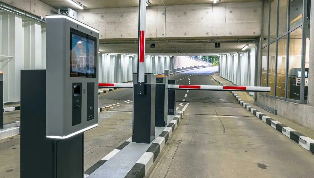 Sistema de barreras automáticas y terminal de cobro inteligente para control de acceso vehicular en Mexicali.