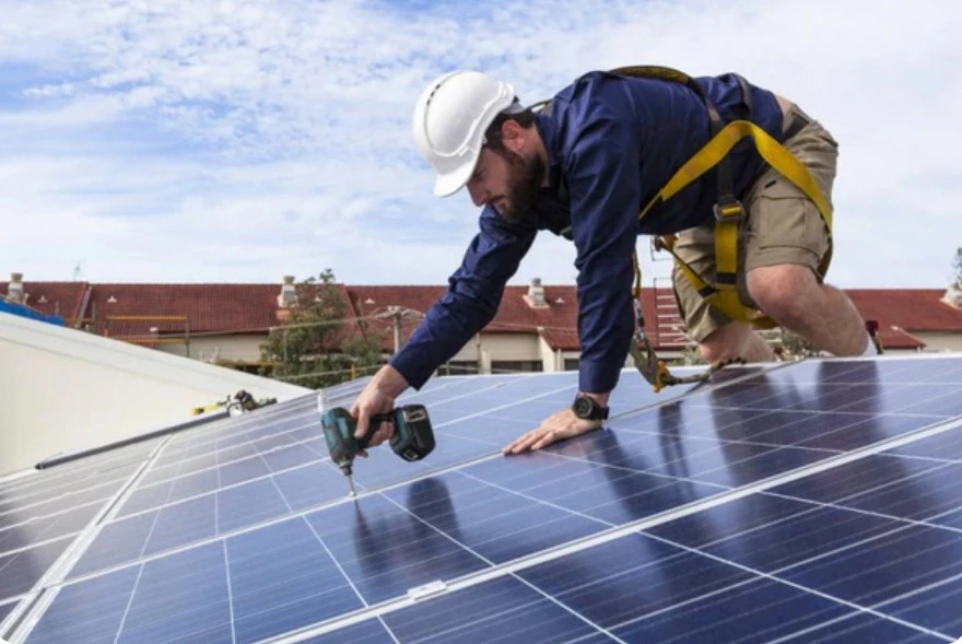 Instalador certificado de Smart Depot colocando paneles solares fotovoltaicos de alta eficiencia en un techo residencial en Mexicali.