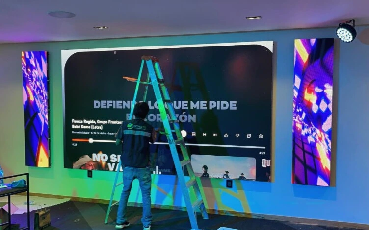Técnico de Smart Depot realizando la instalación de una pantalla LED gigante y módulos de video wall para publicidad en interiores en Mexicali.